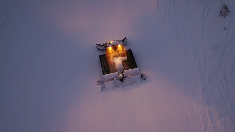 北海道虻田郡留寿都村ルスツリゾートスキー場圧雪車ドローン空撮画像