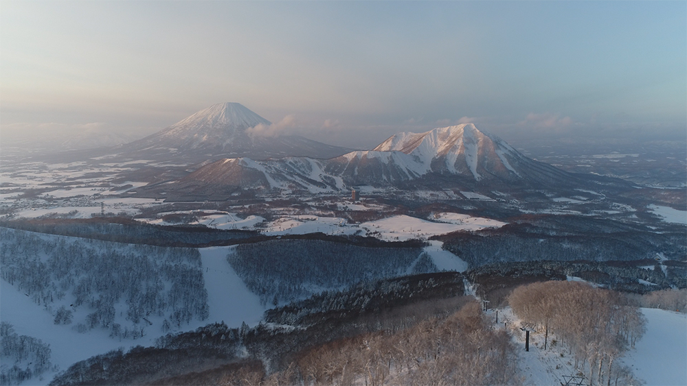 北海道喜茂別町ルスツリゾート羊蹄山ドローン空撮画像